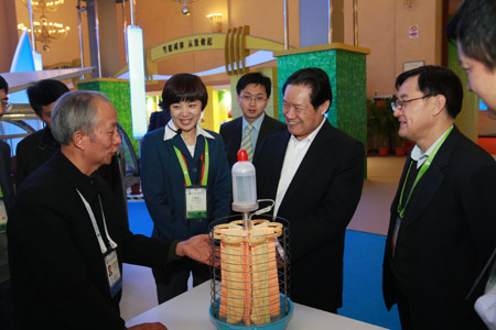 Top Chinese leaders paid visits on Thursday and Friday to the 2009 Energy Saving, Emissions Reduction and New Energy Science and Technology Expo, which is held at the Beijing Exhibition Hall from March 19 to 23.